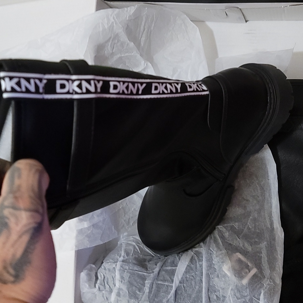 NWT DKNY boots (7½ females). Bought 4 my fiancee but were 2 small